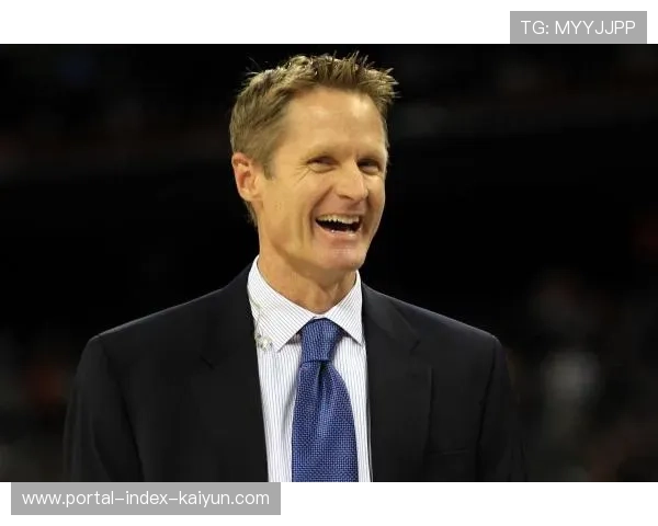 以马伦盛赞与邓弗里斯配合默契称两人相互了解进攻节奏团队合作无间