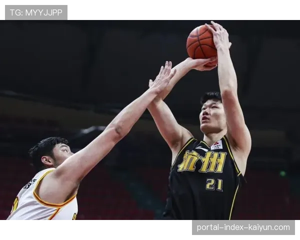 胡金秋余嘉豪双塔轮换，内线高度优势贯穿全场形成压制