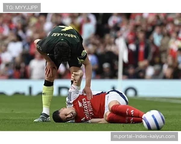 阿森纳马丁内利防守动作受检 布莱顿前锋韦弗倒地未获点